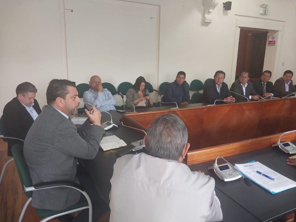 La reunión se cumplió este jueves, 31 de agosto, desde las 11:00, en las instalaciones de la Prefectura de Loja.