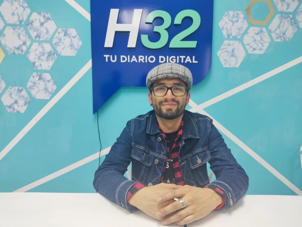El artista, de origen quiteño, se graduó en la Universidad Nacional de la Artes de Buenos Aires.