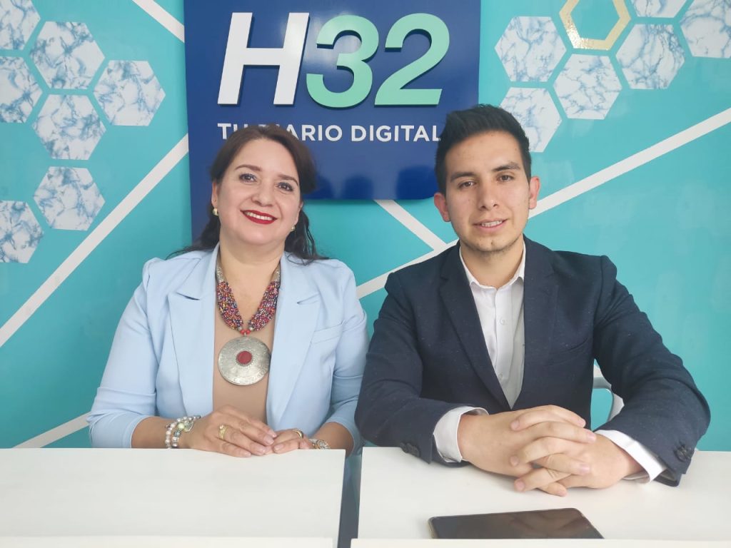 La gerente Mayra Maldonado Rojas y el funcionario David Vaca explican las fortalezas de la entidad financiera.