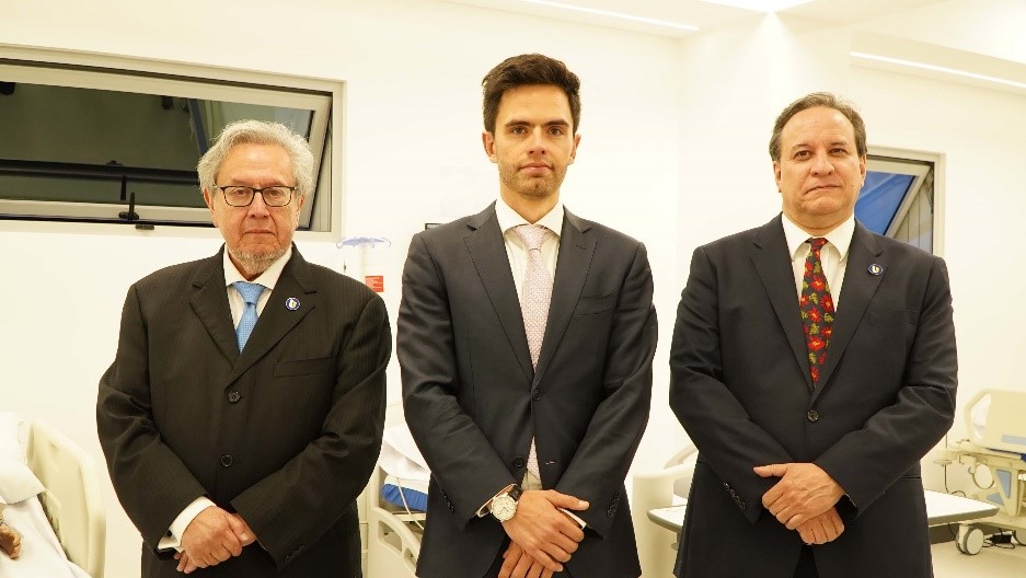 Gustavo Vega, rector; Nicolás Fernández, canciller; y Simón Cueva, vicerrector Académico, del centro de estudios superiores, Quito.