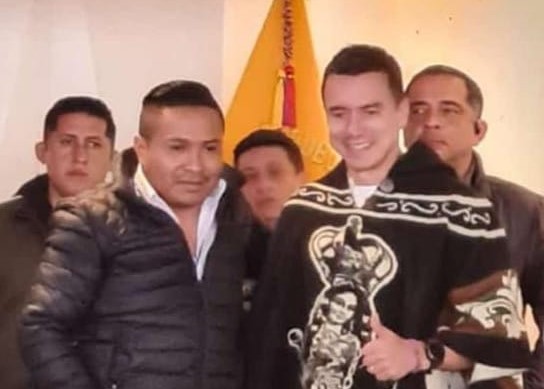 El poncho, donde está grabada la imagen de la Virgen del Cisne, será ubicado en un lugar especial del domicilio del presidenciable.