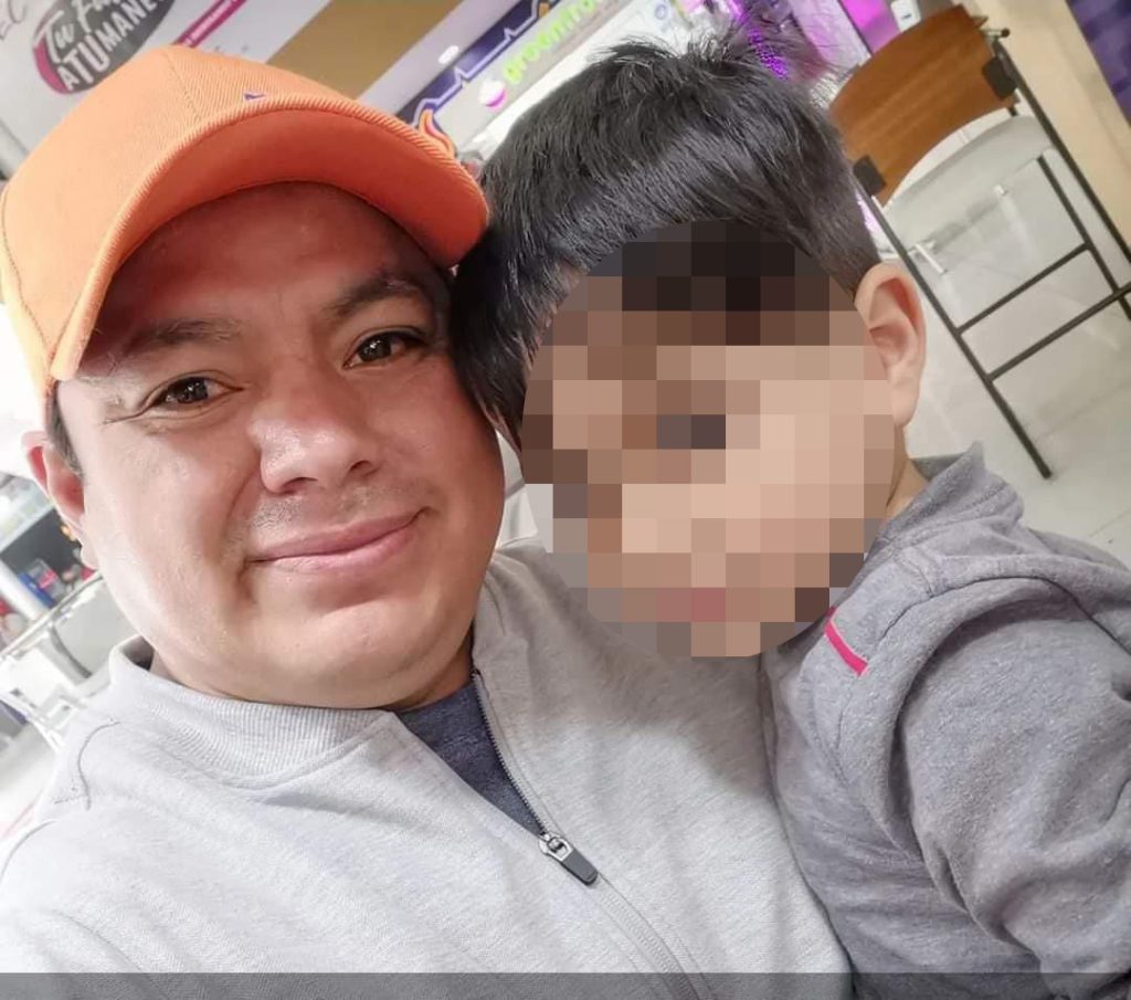 Jorge Rogelio, junto a su hijo: Alexander David. El niño falleció de contado en el siniestro de tránsito.