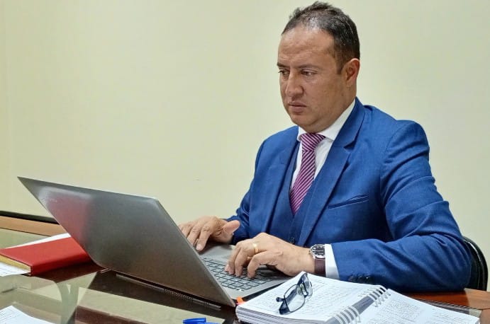 Emilio Montero Ramírez lleva 7 años como abogado de la Defensoría Pública de Loja.