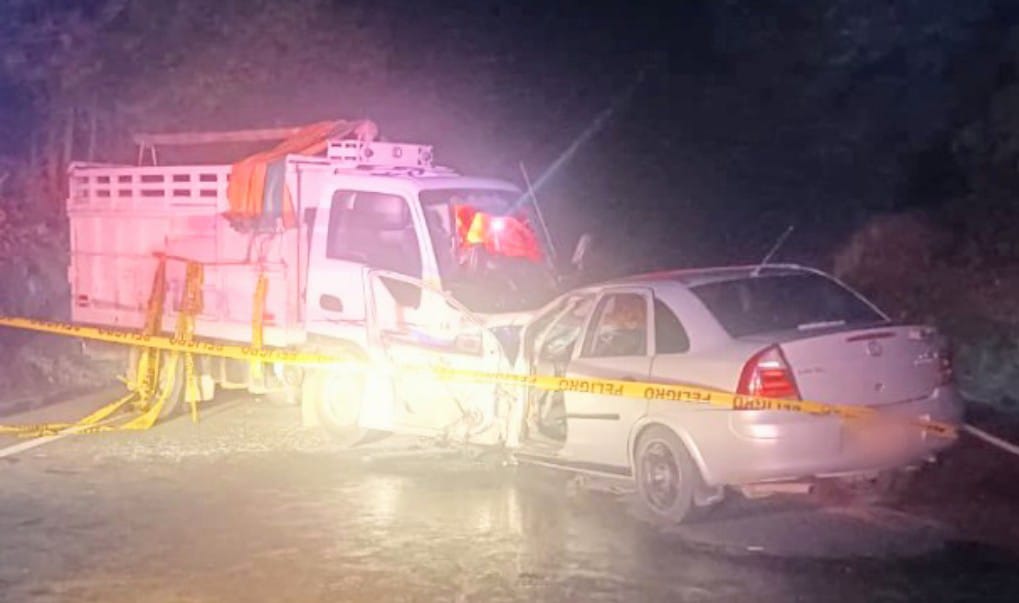 Los dos carros se impactaron en medio de la carretera.