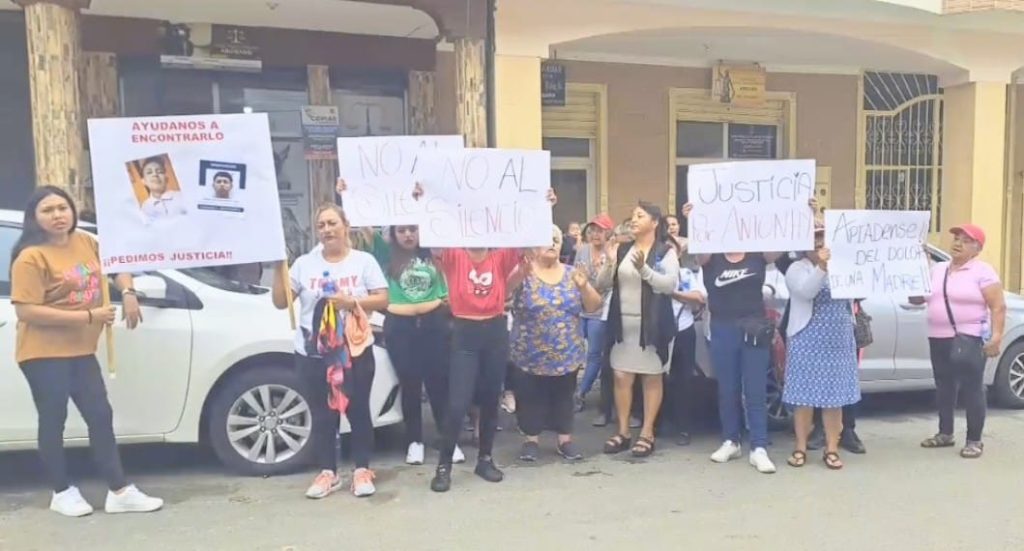 Frente a la Fiscalía Provincial de Loja, con sede en Catamayo, se hizo el plantón.