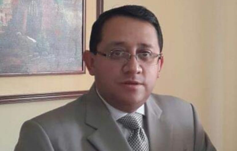 Cuenta con los títulos de ingeniero comercial y abogado.