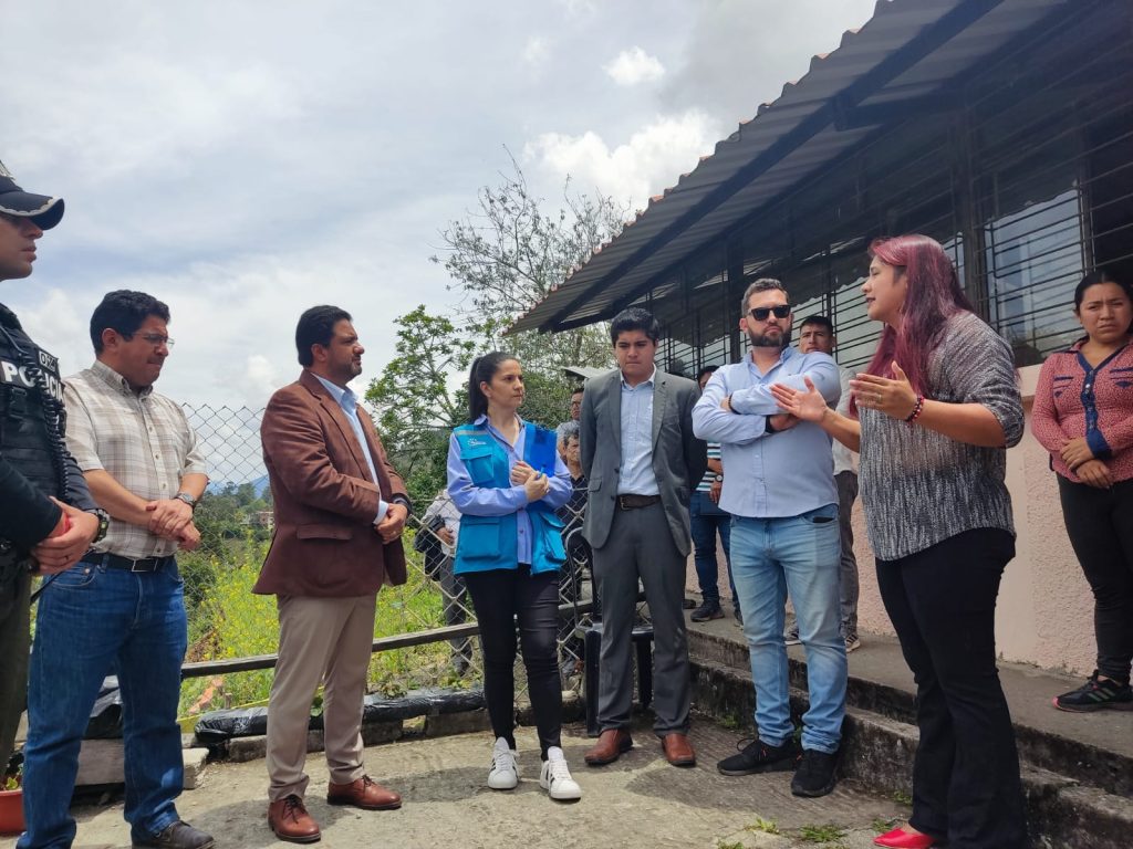 La reunión se cumplió en las instalaciones del plantel educativo fiscal, golpeado por las necesidades y la delincuencia.   
