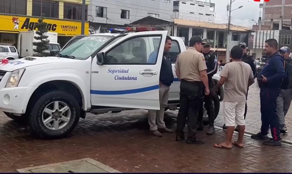 Este vehículo policial fue repotenciado en junio pasado con recursos de la ciudadanía de Yantzaza. (Imagen cortesía TV Más Encuentros)