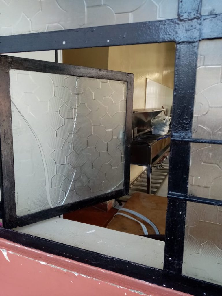 Por esta ventana accedieron los amigos de lo ajeno al interior para llevarse lo que encontraron a su paso.