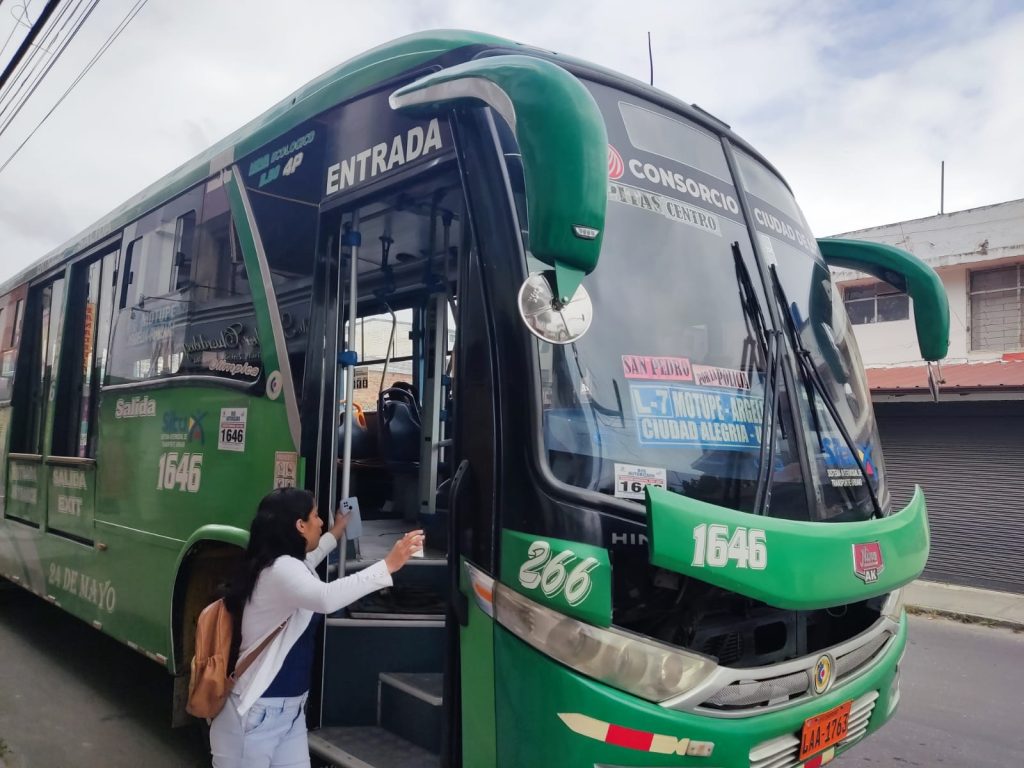 El costo actual del pasaje es de 30 centavos; los estudiantes, personas con discapacidad y adultos mayores tienen un descuento del 50%.