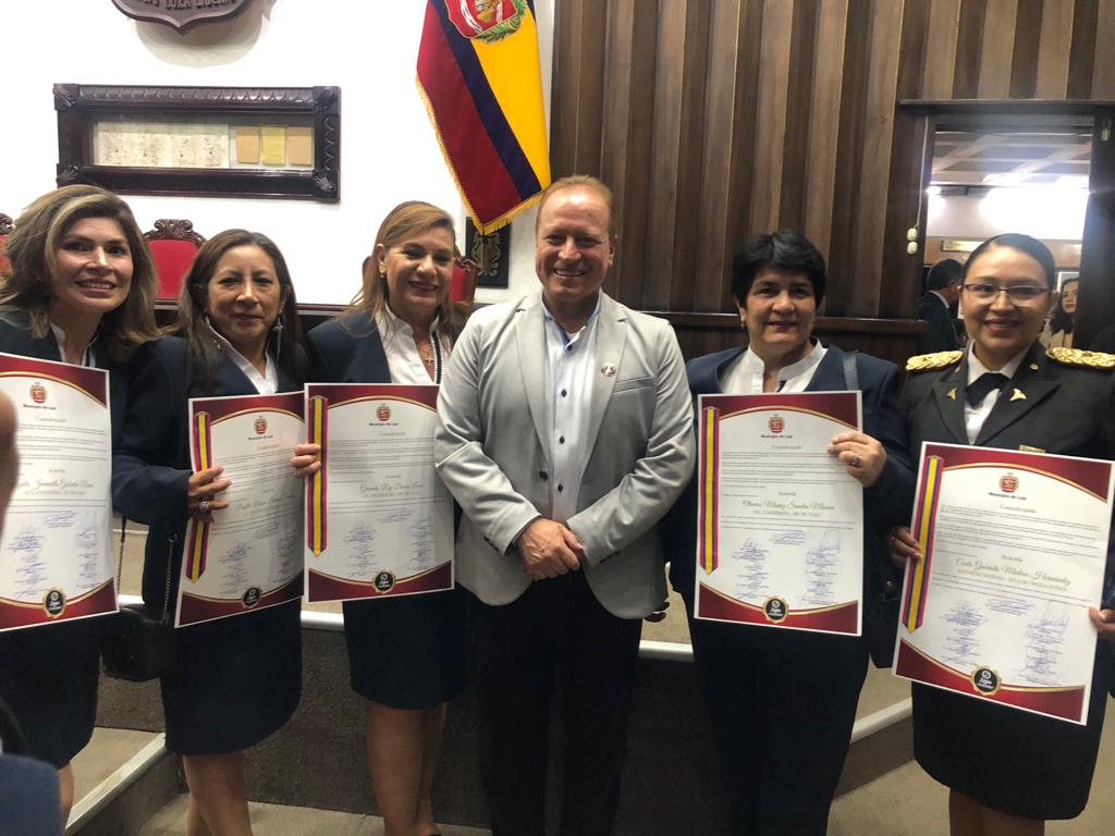 El Municipio, por medio del alcalde, Franco Quezada, entregó acuerdos a los profesionales de la salud.