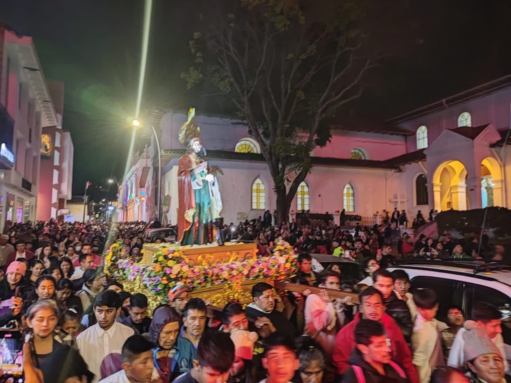 Tras la misa se cumplió la procesión por las calles adyacentes a la parroquia eclesiástica.