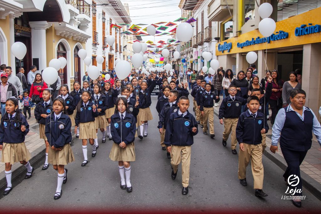 Los estudiantes de Educación General Básica son los que muestran sus destrezas en este desfile.