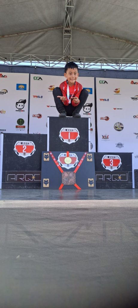 Mateo Villavicencio disfruta de sus logros deportivos.