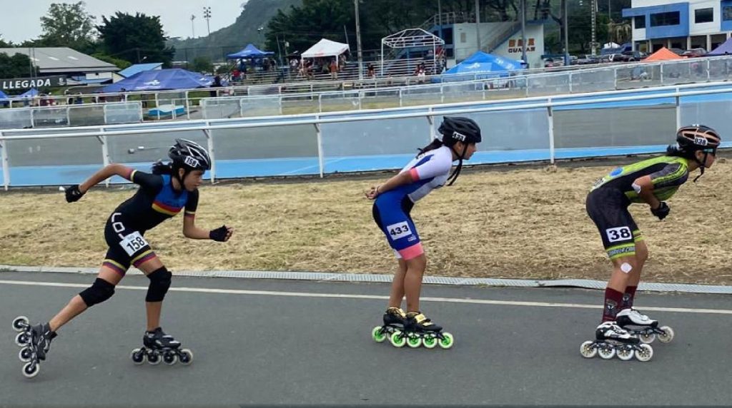 Las deportistas ya se encuentran en el lugar de competencia.