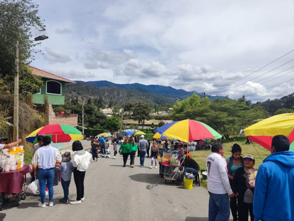 En la parte occidental del camposanto se ubicaron varios vendedores.