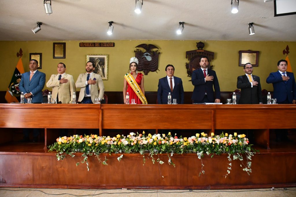 Varias autoridades cantonales y provinciales estuvieron presentes en la sesión solemne de aniversario.