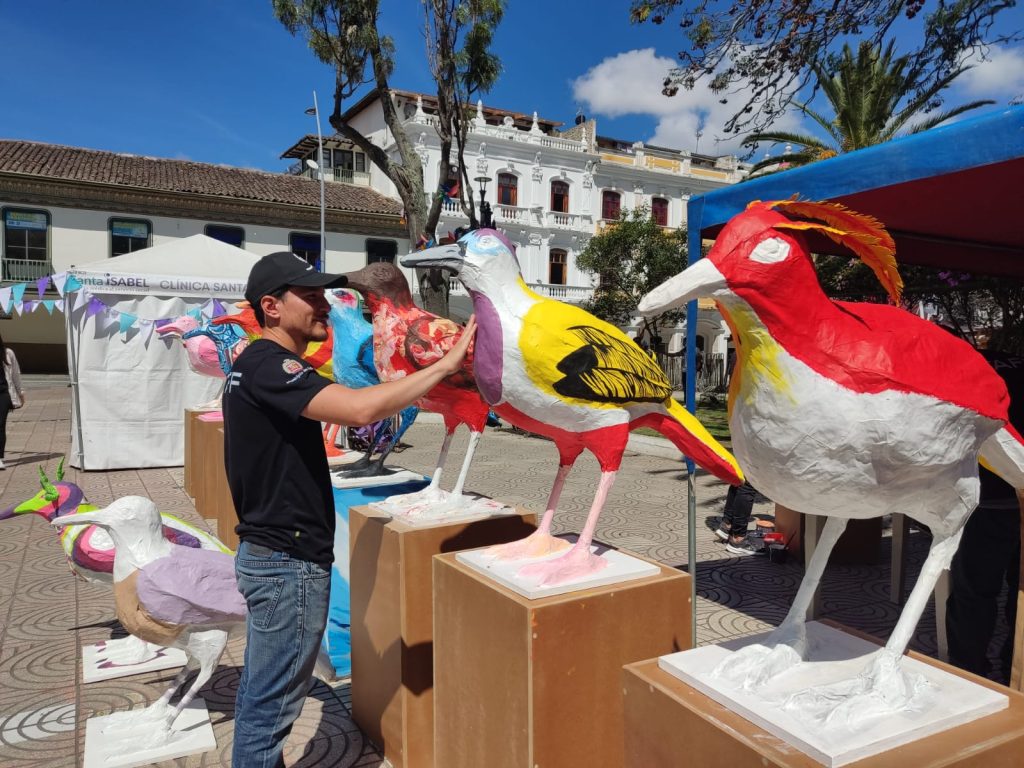 En la plaza central se dan los últimos toques pictóricos a las esculturas.