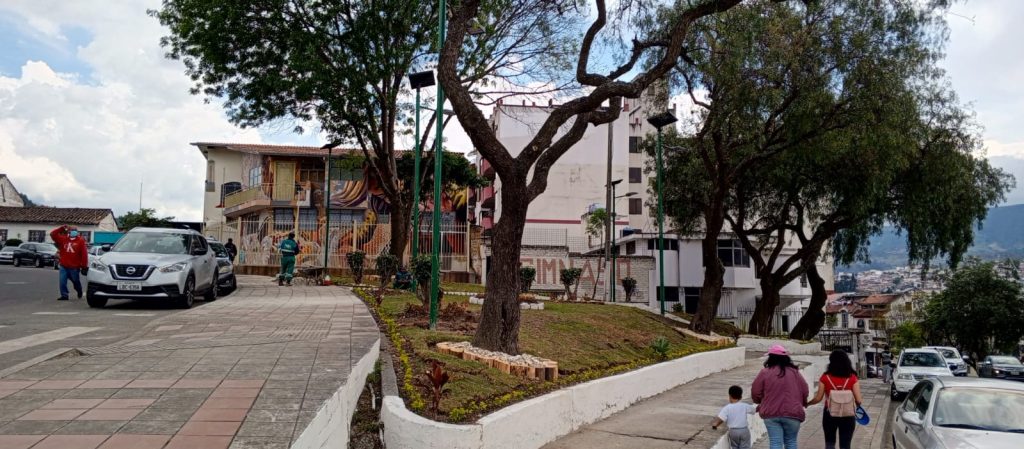 El espacio se encuentra ubicado al sur de la ciudad de Loja, frente al parque Bernabé Luis.