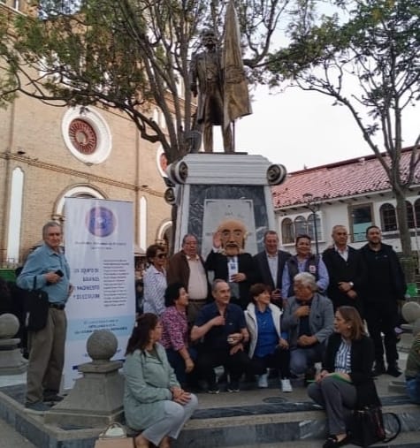Junto con el actor, que representa al connotado lojano, los integrantes del Capítulo Loja de la Academia Nacional de Historia recorren las plazas.