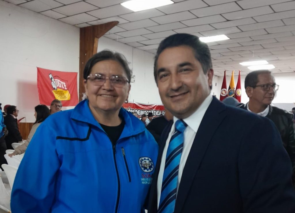 La dirigente sindical lojana, Faviola Fajardo Pineda, junto al alcalde de Latacunga, Fabricio Tinajero Jiménez.