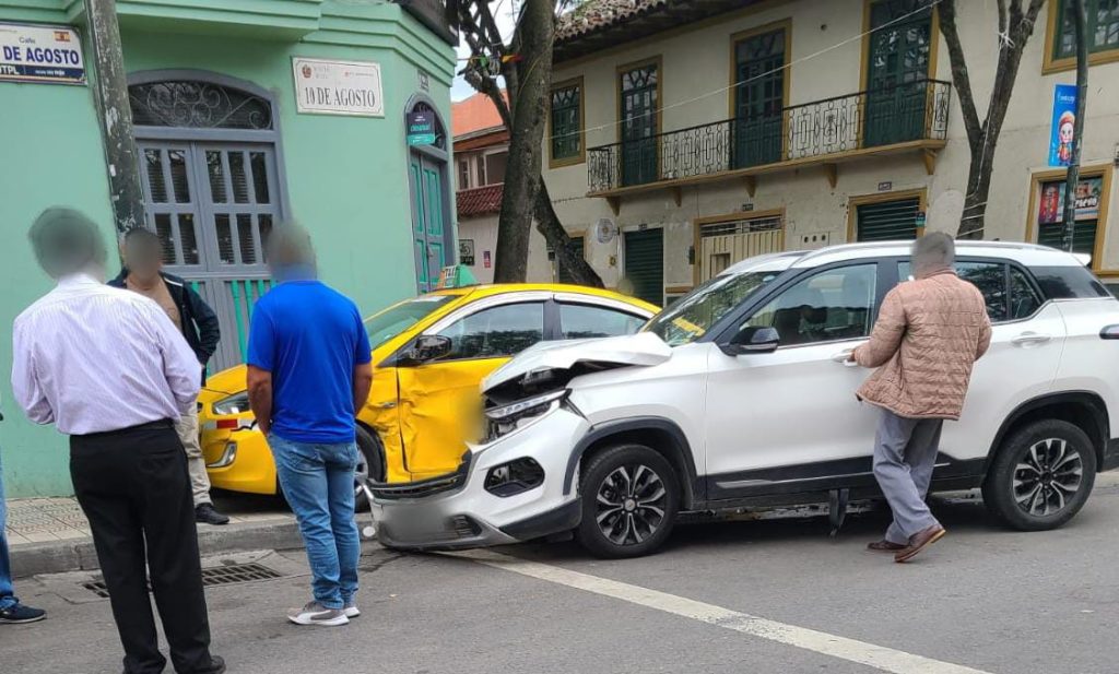 Un vehículo de transporte público está implicado.