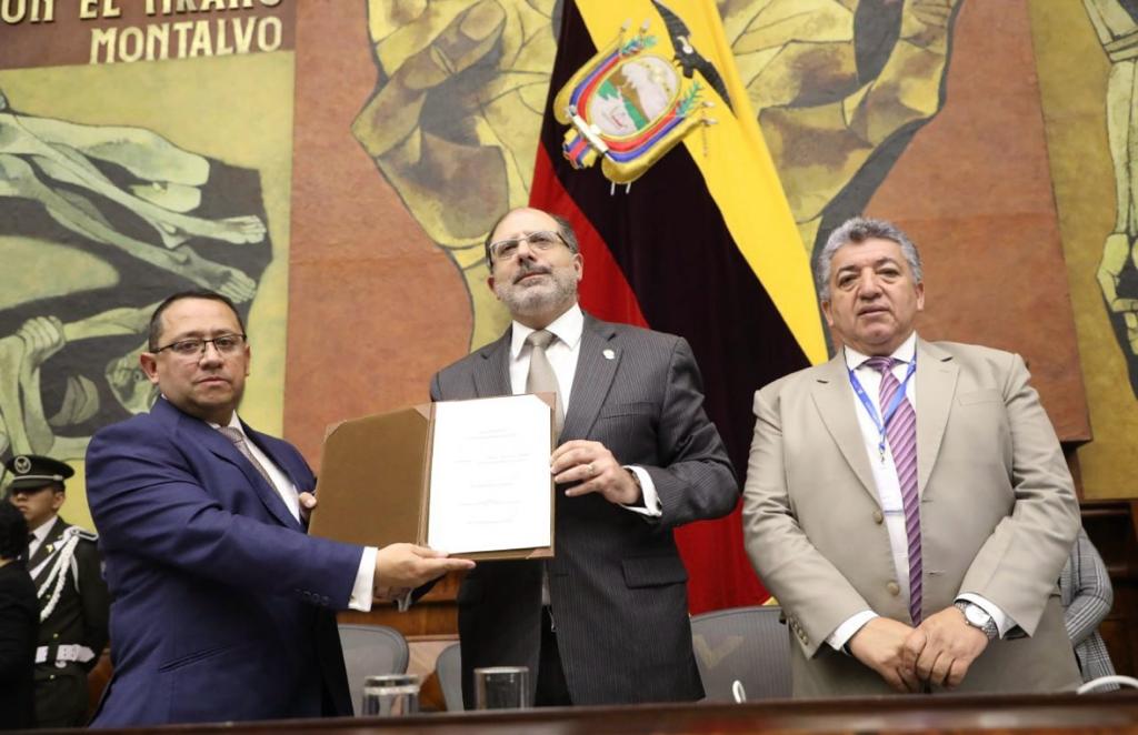 El titular de la Contraloría General del Estado, Xavier Mauricio Torres, fue posesionado por el presidente de la Asamblea Nacional, Henry Fabián Kronfle Kozhaya.