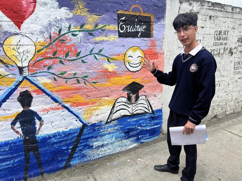 Vladimir Torres explica sobre la idea del dibujo que plasmó.