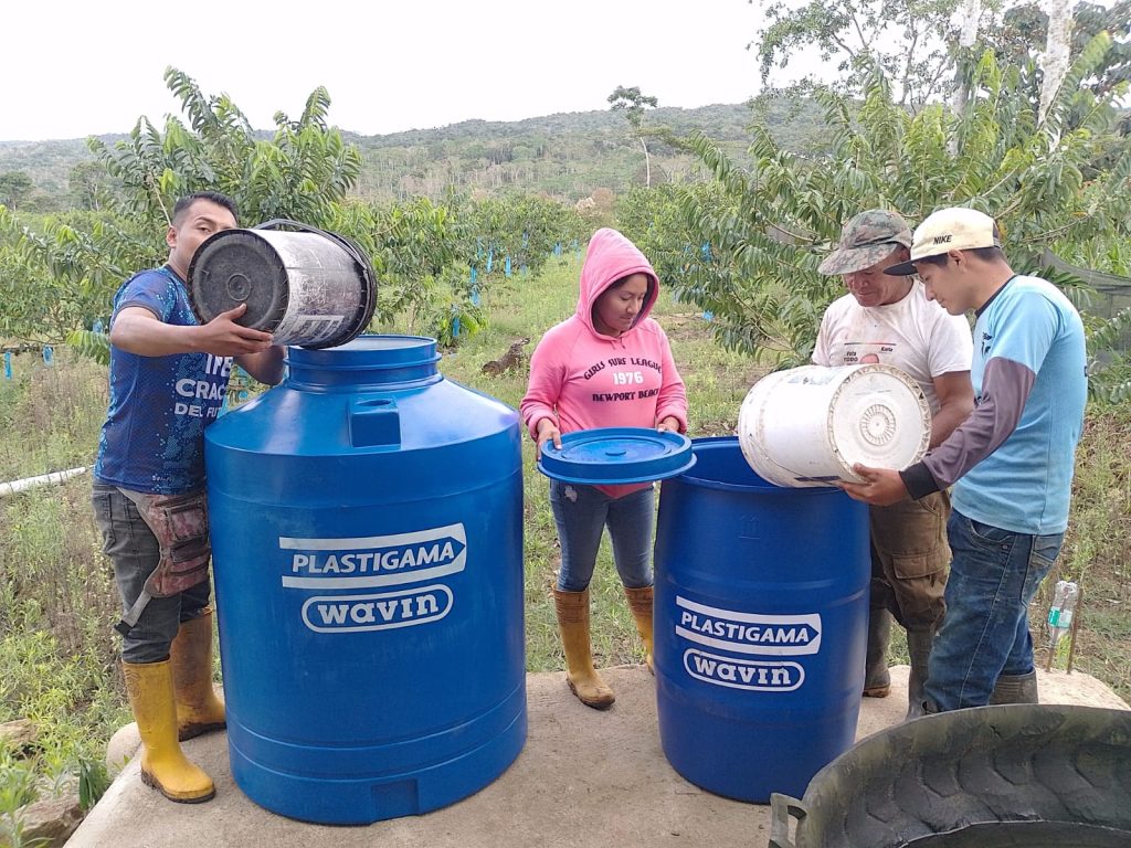 Plastigama entregó, en un primer momento, 50 tanques para conservar los biológicos.