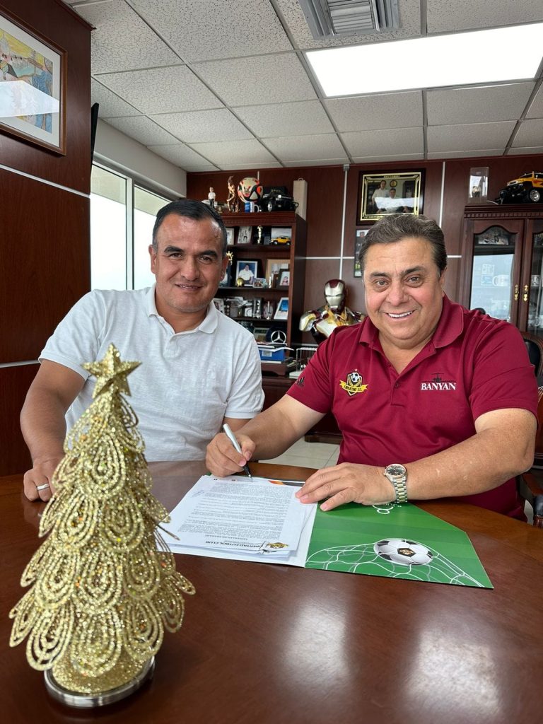 Geovanny Cumbícus, estratega lojano junto al presidente del Club, Marlon Granda.