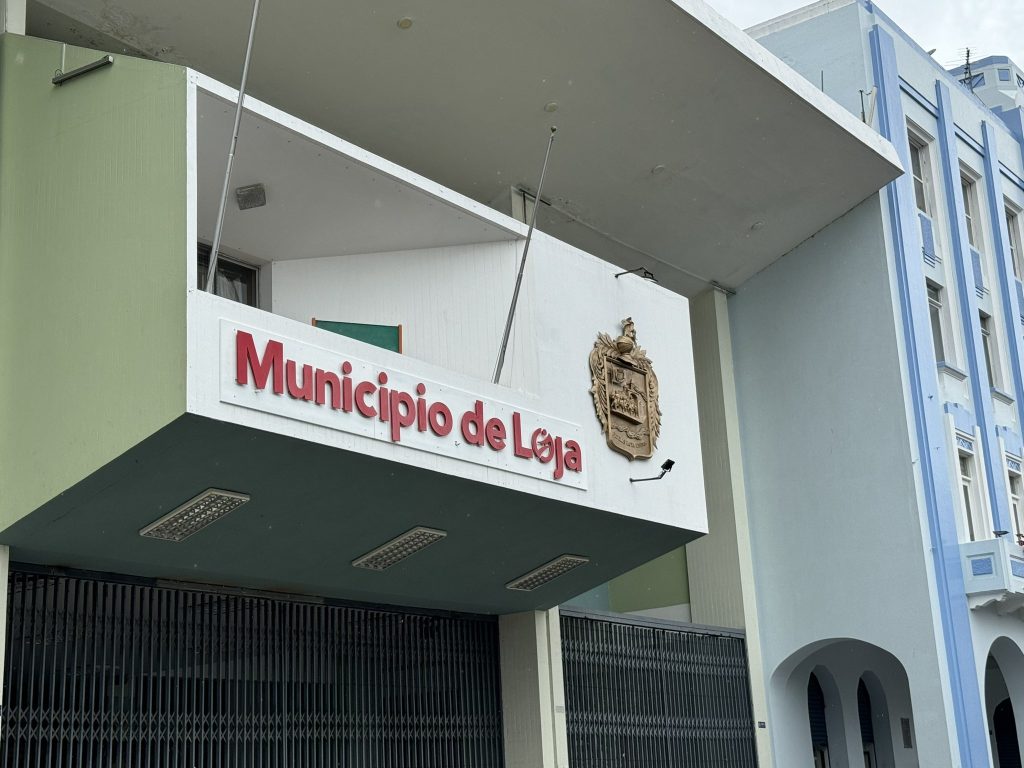 El letrero estuvo pocas horas ubicado en el frente de la edificación.