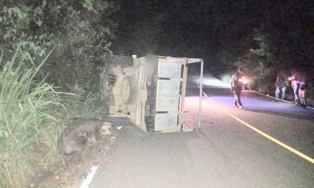 En esa posición quedó la camioneta plateada.