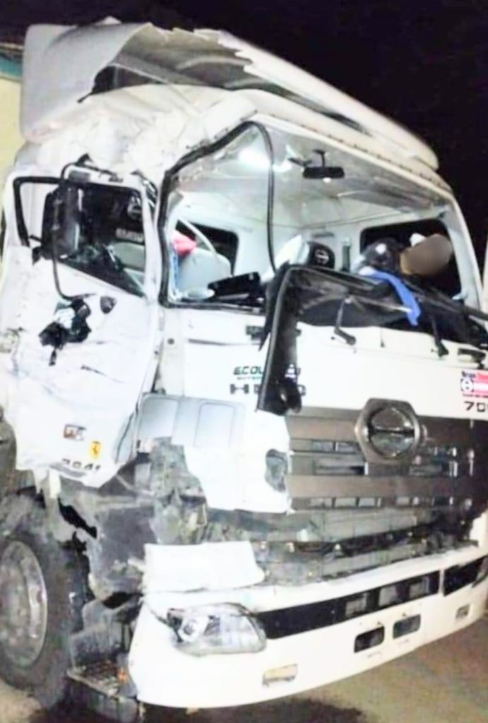 El camión pequeño llevó la peor parte.