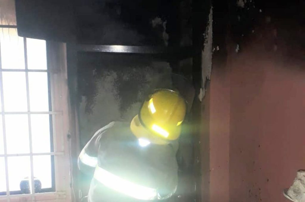 Los bomberos ingresaron a la vivienda para aplacar el fuego.