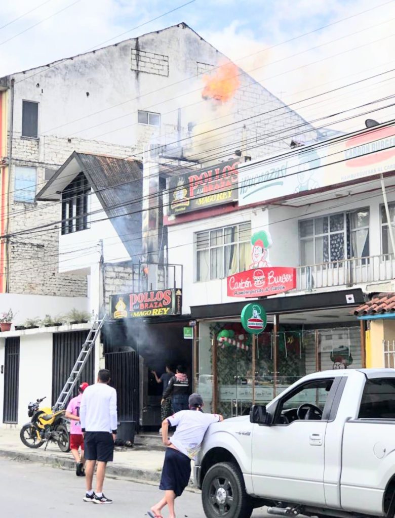 Los ‘casacas rojas’ aplacaron el incendio, que no dejó lesionados.