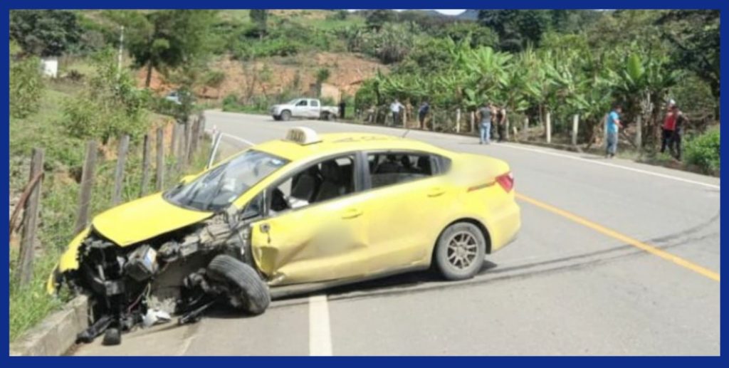 Los vehículos tras el impacto quedaron varados sobre la vía.