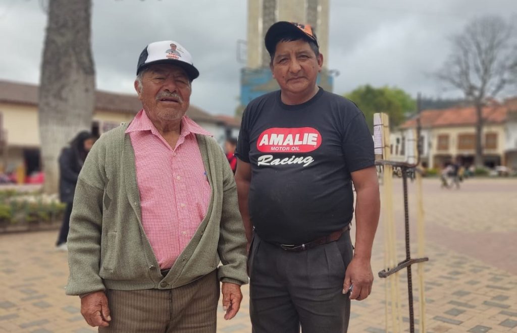 El presidente de los priostes, José Antonio Yupangui Esparza, y el pirotécnico, José Benítez, anunciaron con cohetes invitaron a los actos del 8 de diciembre.