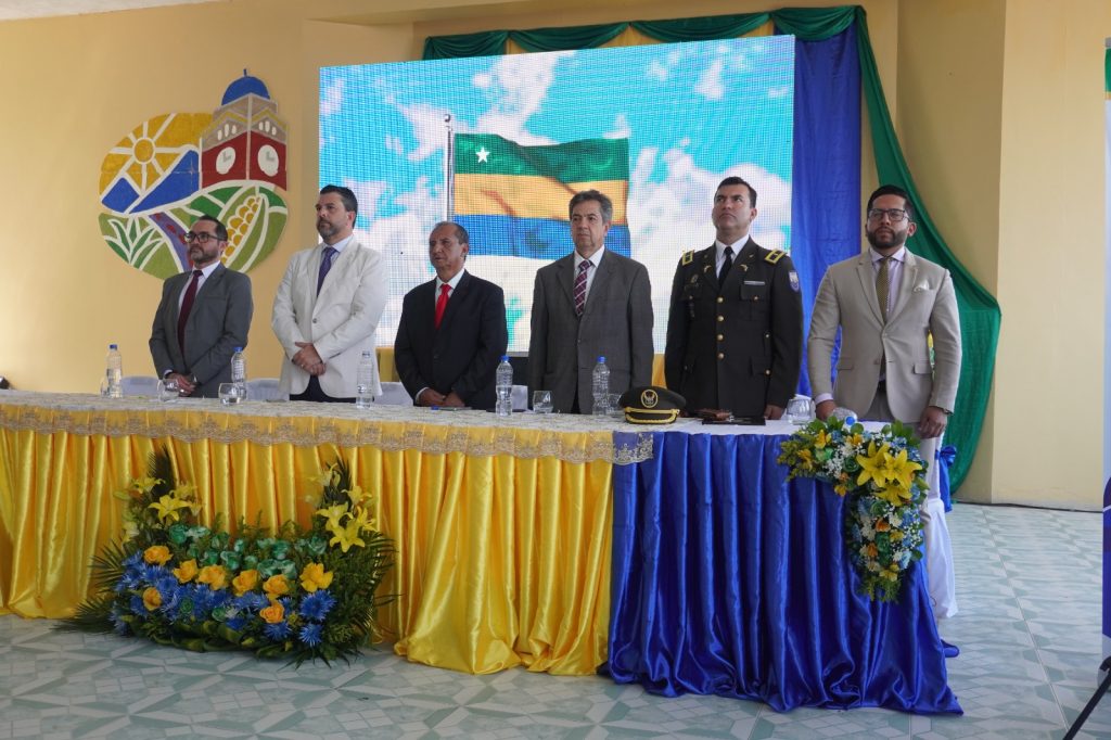 La sesión solemne duró alrededor de una hora y media.