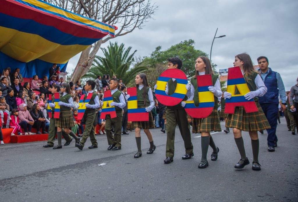 Cerca de cuatro horas duró el homenaje que las delegaciones de planteles brindaron a la ciudad de Loja.