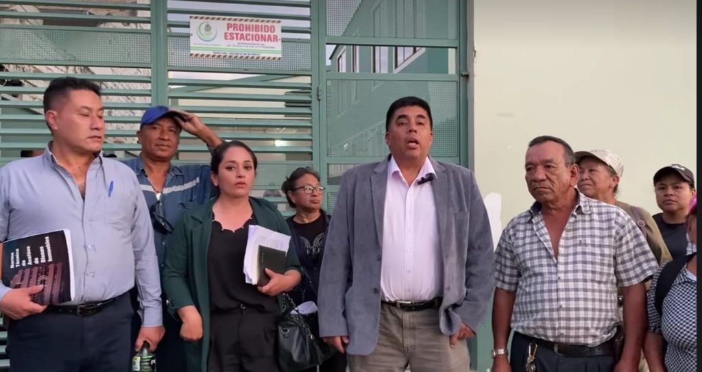 El dirigente nacional, Juan Rodríguez, en la calle, informó a los obreros los resultados de su cita con la alcaldesa, Janet Guerrero. (Fuente: Radio WG Milenio 92.5 FM y Nixon Pérez, Redacción HORA32).