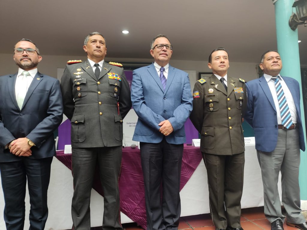 El flamante gobernador, Paúl Aguilar, junto a autoridades del Consejo de la Judicatura, Brigada de Infantería, Policía Nacional y la Fiscalía Provincial.