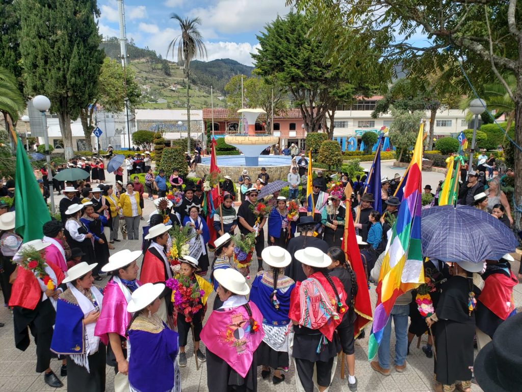 Ilincho, tras una danza, invitó a las autoridades de Saraguro a ser parte de la programación en su comunidad.
