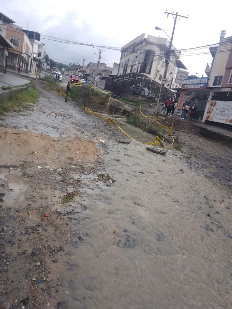 El problema se focaliza en la avenida Arturo Armijos, que se encuentra cerrada y sin el respectivo asfalto.