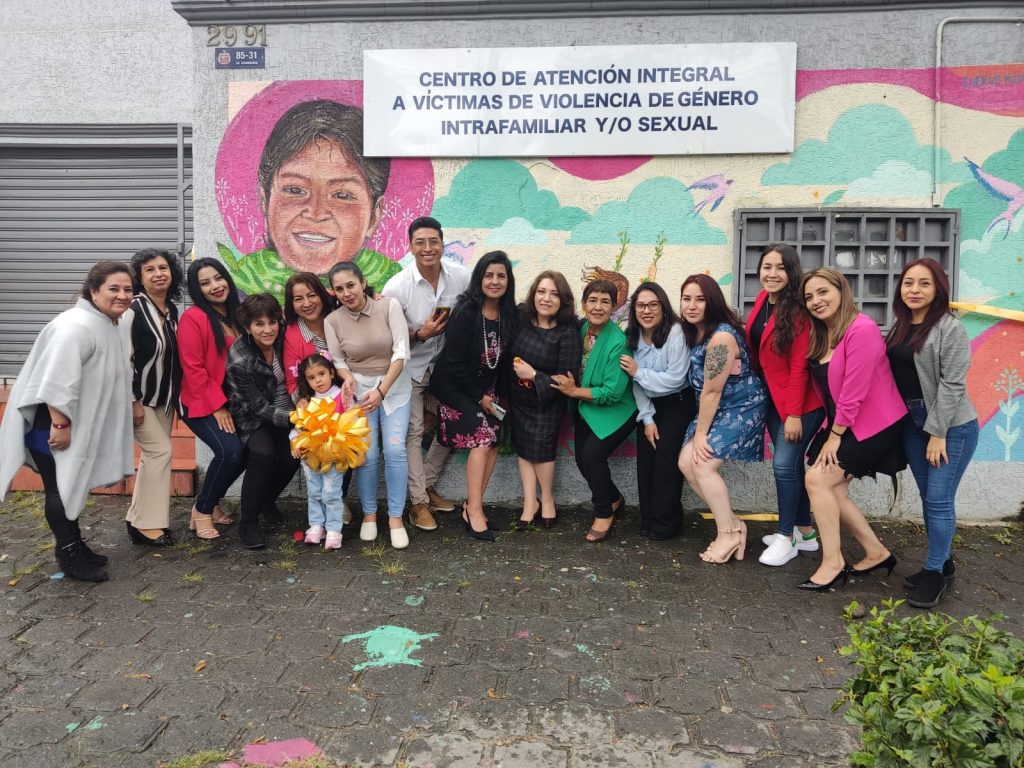 Las socias y el equipo técnico junto al mural elaborado por el artista visual, Oscar Leonardo Benítez, en las instalaciones del organismo lojano, en el norte de Loja.
