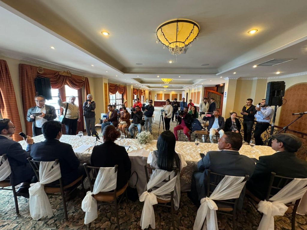 Los periodistas cumplen un trabajo sin horario.