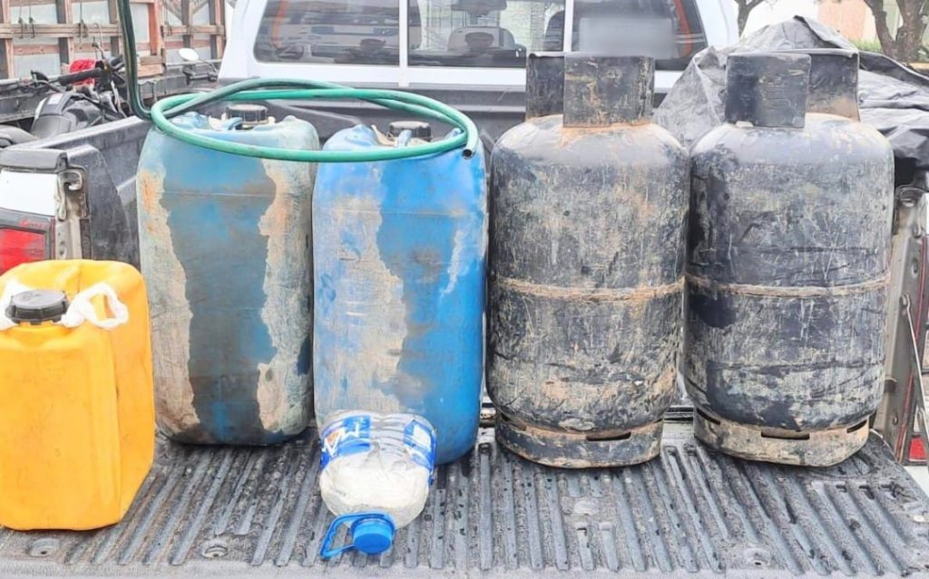 Trasvasaba carburante del tanque de su carro a canecas.