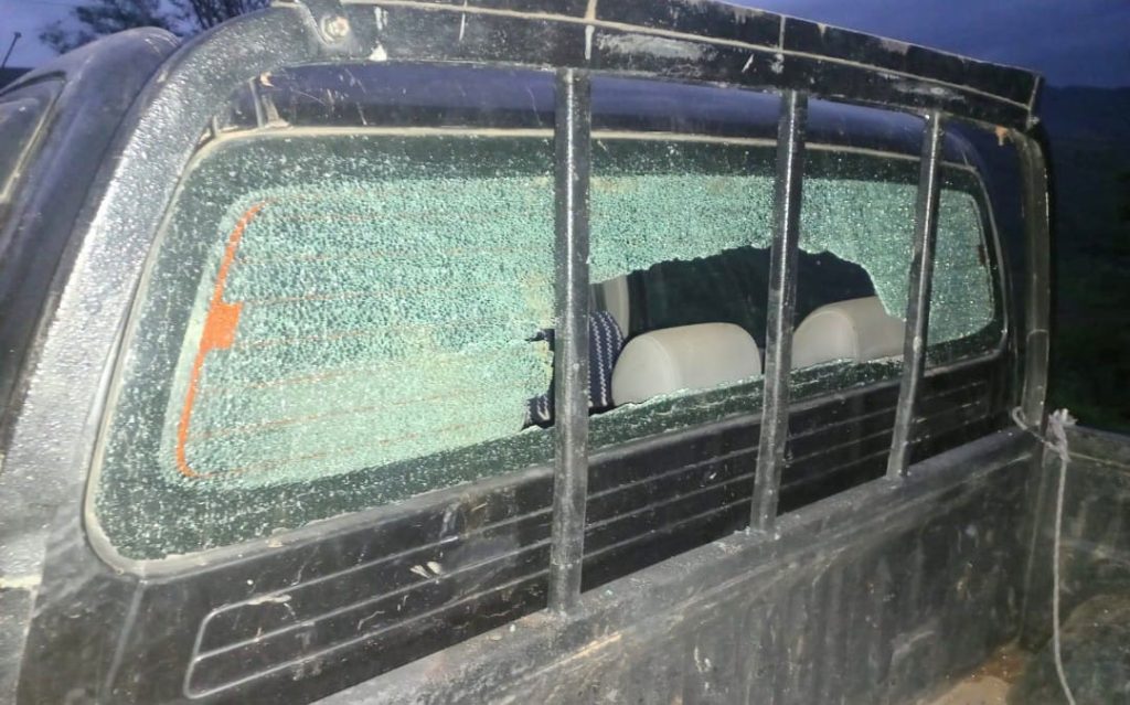 Con un machete destrozó el parabrisas delantero y posterior de una camioneta.