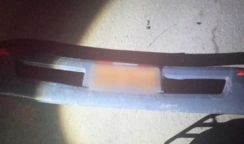 Sobre la calzada quedó esa pieza de la parte delantera de ese automotor.