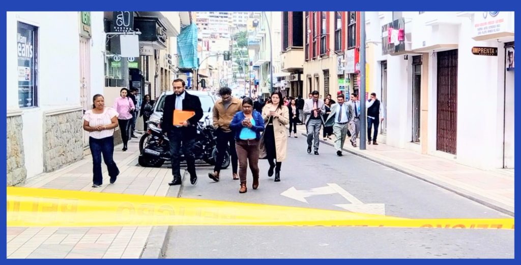 La Policía Nacional arribó al lugar para coordinar la salida de los funcionarios y usuarios.