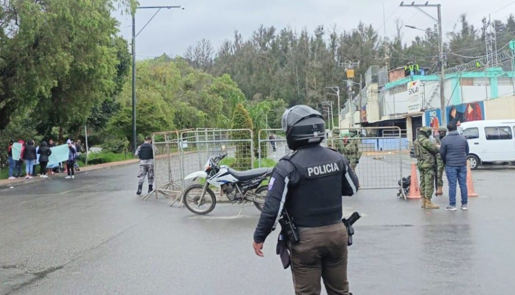 La Policía Nacional permanece en los exteriores de la cárcel pública.